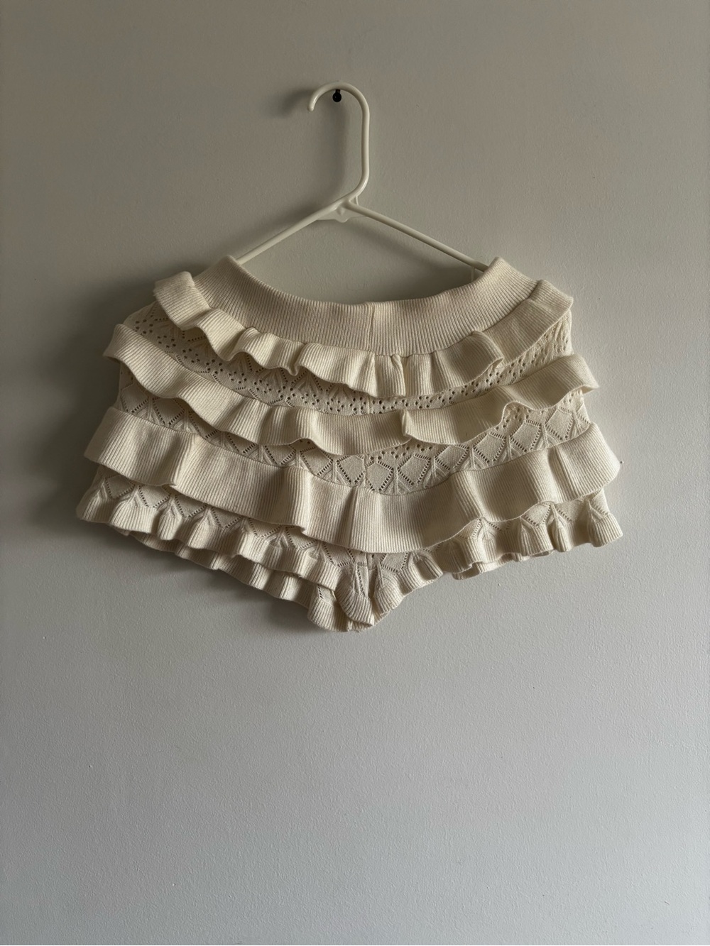 Source Unknown Cream Ruffled Knit Mini Skort